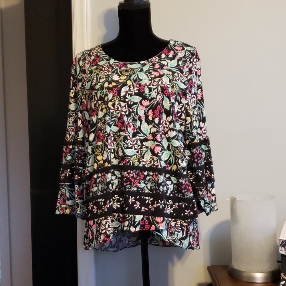 NWT ⚘️Casual/Dressy⚘️  Colorful Top⚘️